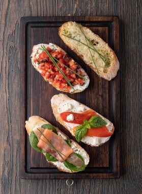 Geleneksel İspanyolca tapas üzerinde ahşap bir masa ayarla