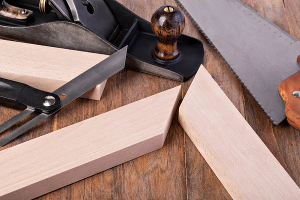 Faanyag Feldolgozo Műszerek Egy Fából Készült Asztal — Stock Fotó