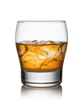 Beyaz arka plan iglass viski ve buz izole