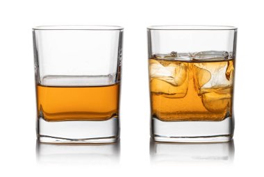 Beyaz arka plan iglass viski ve buz izole