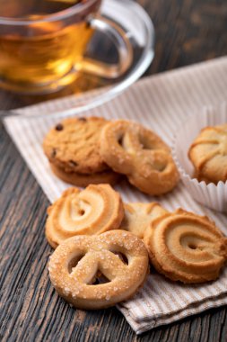 Tahta masadaki kurabiyeler