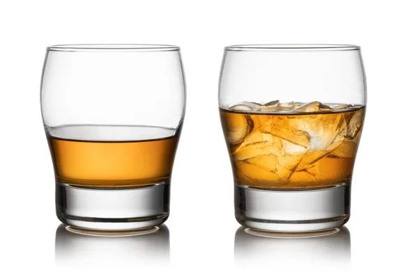 Iglass Whisky Och Isolerade Vit Bakgrund — Stockfoto