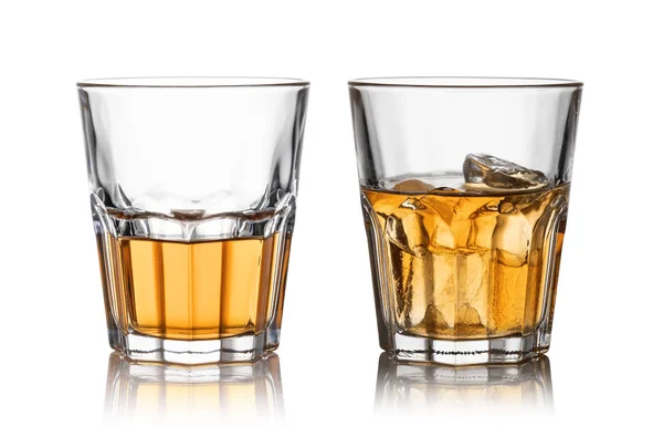 Glas Whisky Und Eis Isoliert Weißen Hintergrund — Stockfoto