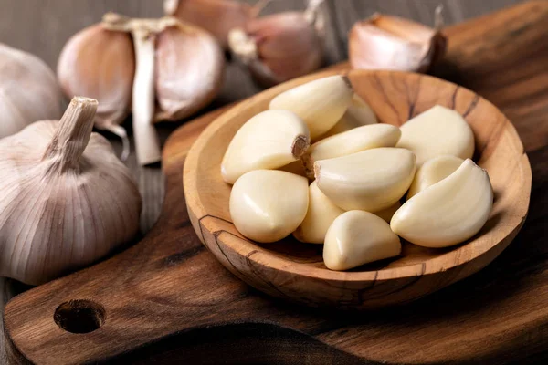 Knoblauchzehen Und Zwiebeln Vintage Holzschale — Stockfoto