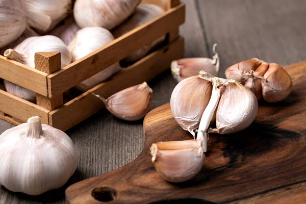 Knoblauchzehen Und Zwiebeln Vintage Holzschale — Stockfoto