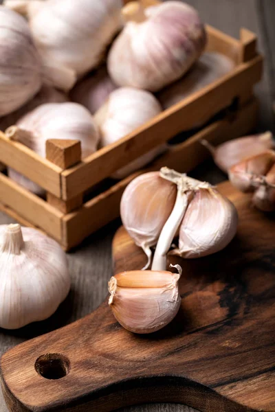 Knoblauchzehen Und Zwiebeln Vintage Holzschale — Stockfoto