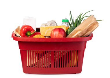 Beyaz izole bakkal ürünleri ile plastik alışveriş sepeti