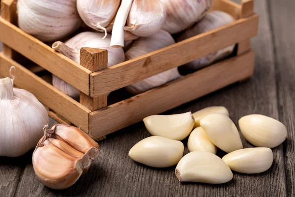 Knoblauchzehen Und Zwiebeln Vintage Holzschale — Stockfoto