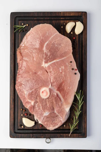 Steak de porc cru isolé sur fond blanc — Photo