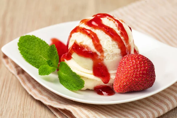 Ciotola con gustoso gelato in tavola — Foto Stock