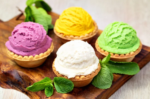 Tigela com saboroso sorvete na mesa — Fotografia de Stock