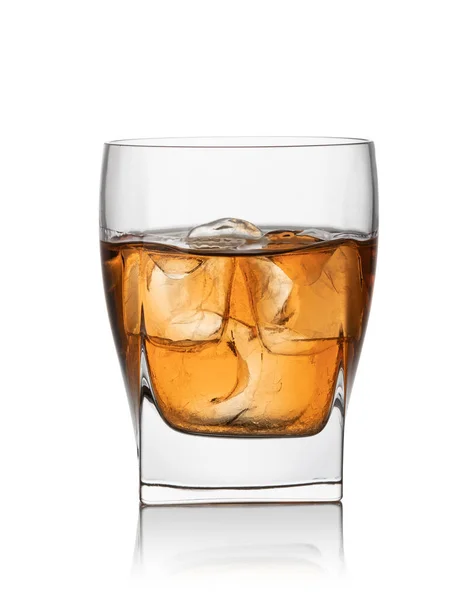 苏格兰威士忌加冰块的杯子 — 图库照片