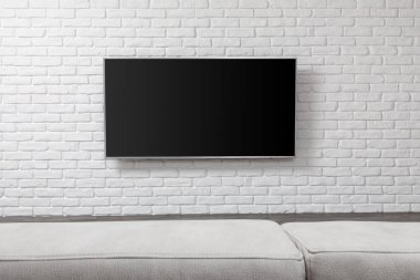 Beyaz duvardaki büyük Tv