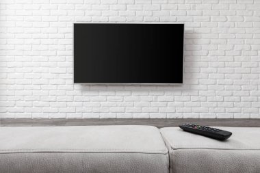 Beyaz duvardaki büyük Tv