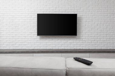 Beyaz duvardaki büyük Tv