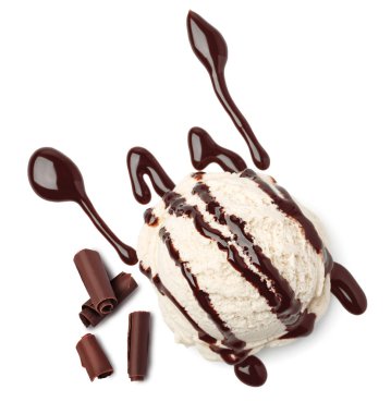 vanilyalı dondurma kaşık çikolata sos ile