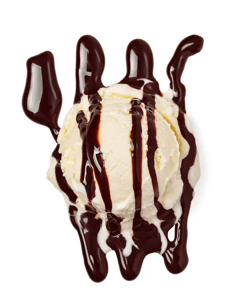 Vanilj glass skopa med chokladsås — Stockfoto