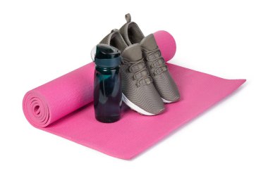 Spor ayakkabı ve yoga mat beyaz arka planda Izole