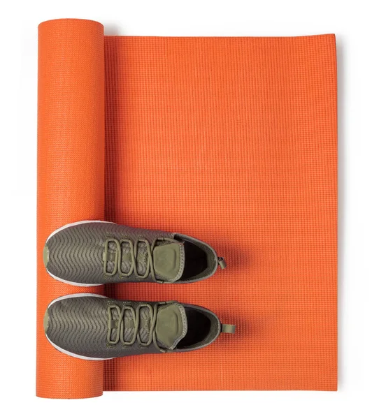 Spor ayakkabı ve yoga mat — Stok fotoğraf