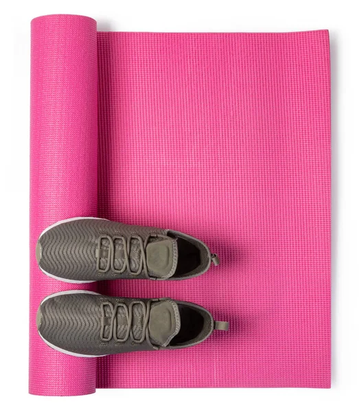 Sportssko og yogamatte – stockfoto