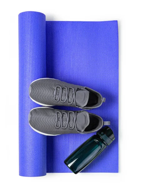 Sport shoes and yoga mat — Stock Photo, Image