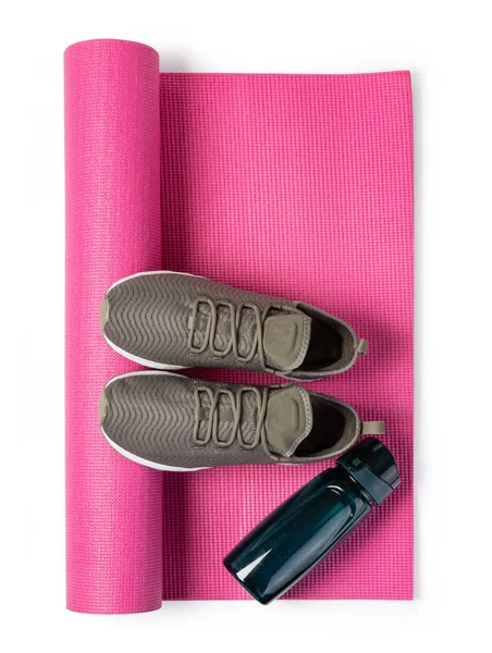 Спортивная обувь и коврик для йоги — стоковое фото
