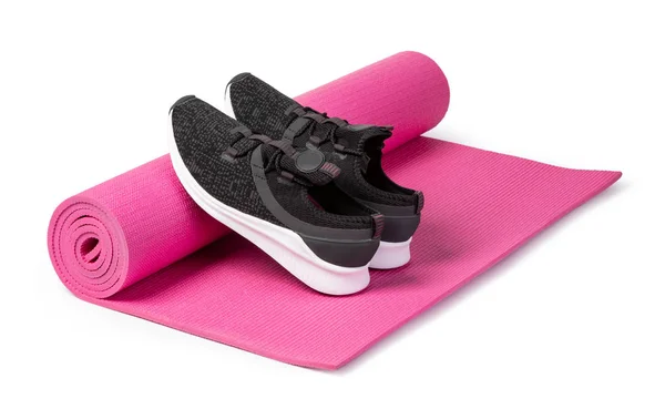 Sapatos desportivos e tapete de ioga — Fotografia de Stock