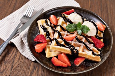 Çilekli Viyana waffleları