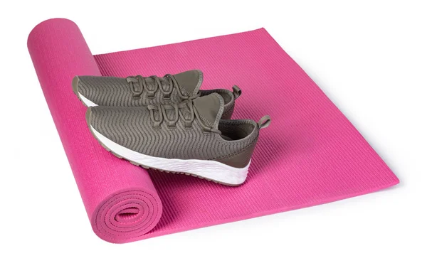 Спортивне взуття та йога килимок — стокове фото