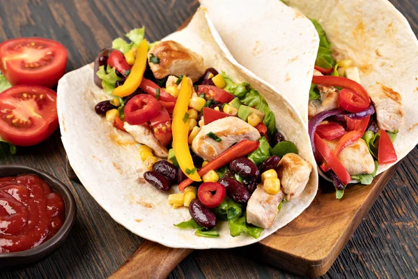 Burrito with vegetables and tortilla — Stock Photo, Image