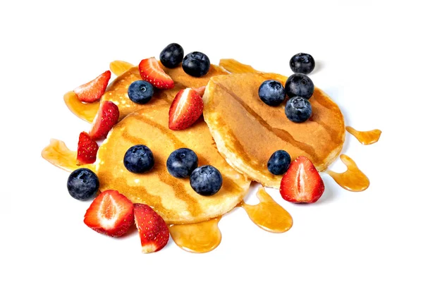 Pancakes with blueberries and strawberries — Stock Photo, Image