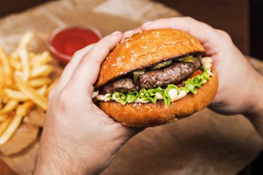 Tahtadaki hamburger.