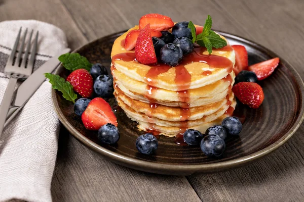 Pannkakor med färska bär — Stockfoto