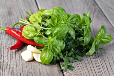 Taze baharatlar ve bitkiler.