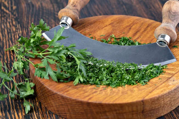 Chopping parsley — Stock Photo, Image