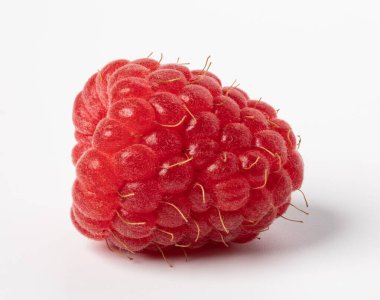 beyaz arkaplanda olgun ahududu