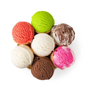 Dondurma külahı beyaz arkaplanda izole edilmiş.