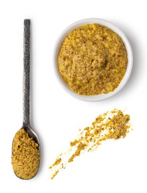 Beyaz arka planda hardallı kase ve kaşık.