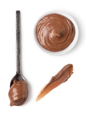 Beyaz zemin üzerine çikolata serpiştirilmiş kase ve kaşık.