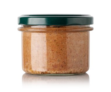 Beyaz arka planda izole edilmiş cam kavanozda et ezmesi