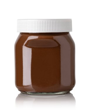 Beyaz arka planda izole edilmiş çikolata kreması şişesi.