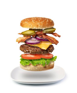 Uçan burger beyaz arka planda izole edilmiş.