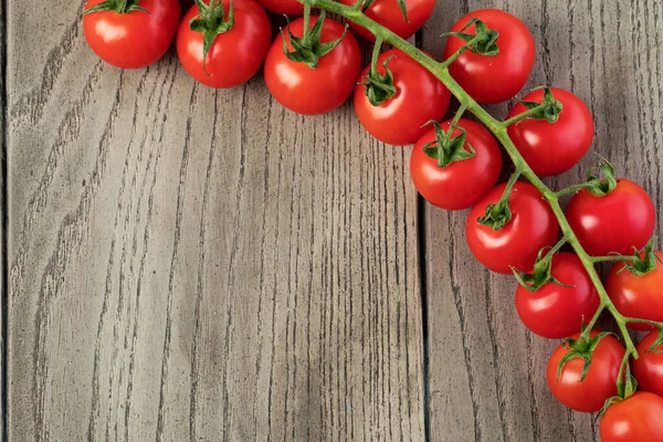 Pomodori Ramo Ciliegia Uno Sfondo Legno — Foto Stock