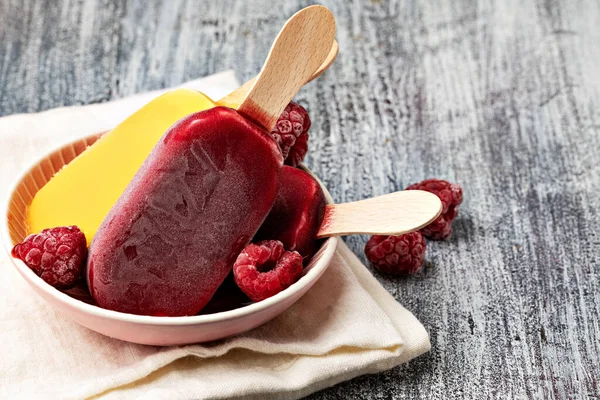盘子里的水果冰棒冰淇淋 — 图库照片
