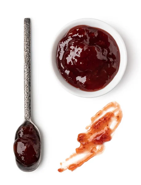 白色背景的红色浆果果酱小玻璃碗和勺子 — 图库照片