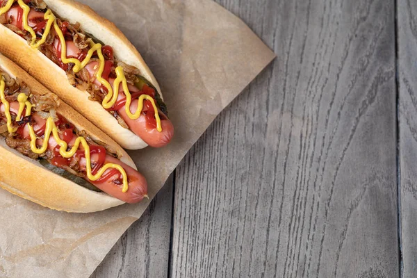 Grillezett Hot Dog Sárga Mustárral Ketchup Fából Készült Asztalon — Stock Fotó