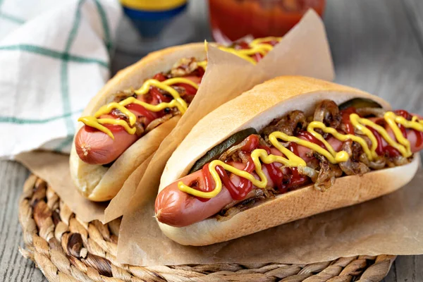 Hot Dog Alla Griglia Con Senape Gialla Ketchup Tavolo Legno — Foto Stock