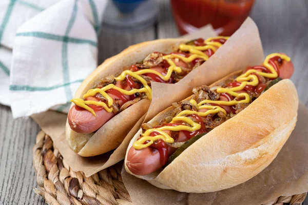 Grillezett Hot Dog Sárga Mustárral Ketchup Fából Készült Asztalon — Stock Fotó