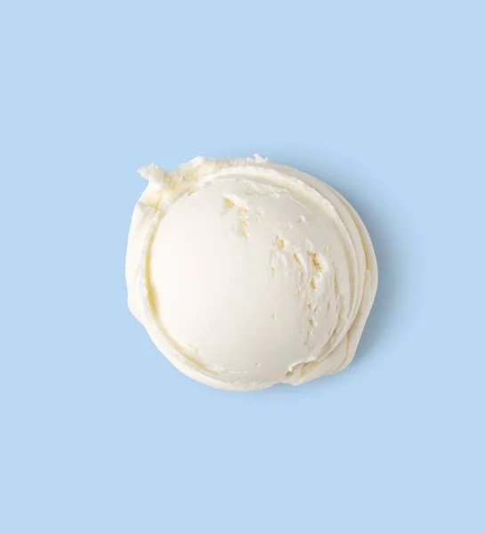 用蓝色背景隔离的香草冰淇淋勺 — 图库照片