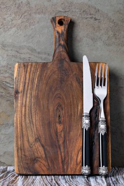 Paslı taş zemin üzerinde Rustik ahşap kesme tahtası